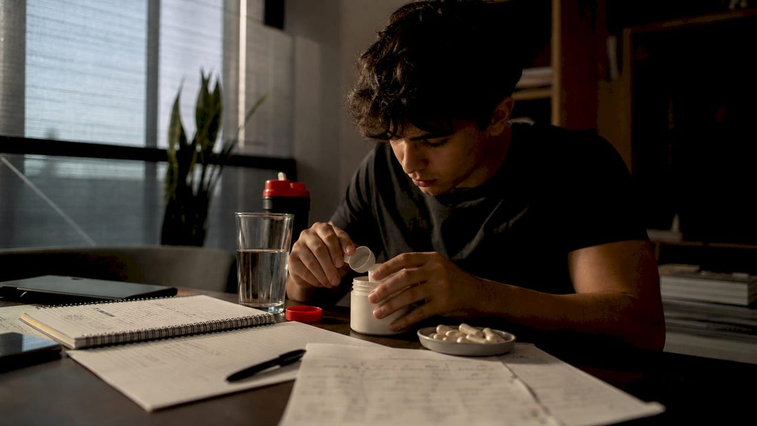 Un estudiante organiza en su escritorio sus propios suplementos naturales para mejorar el estudio.