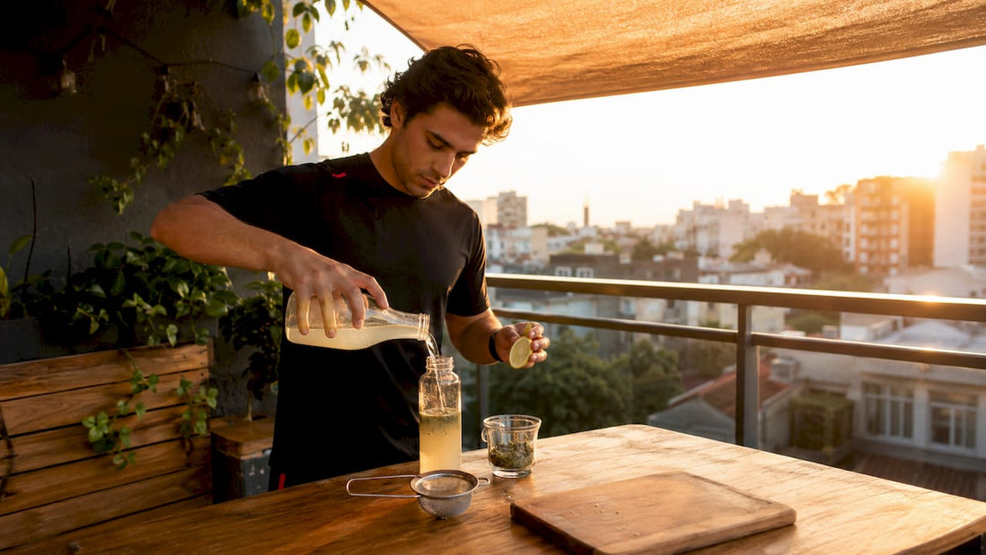Alguien preparando una bebida energética casera en la cocina